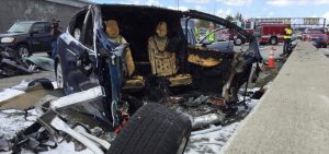 Accidente de un Tesla en la autopista
