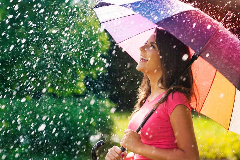 Mujer bajo la lluvia