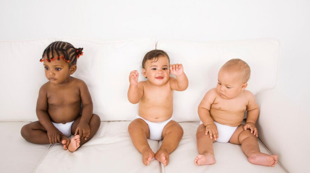 3 bebés sentados en sofa