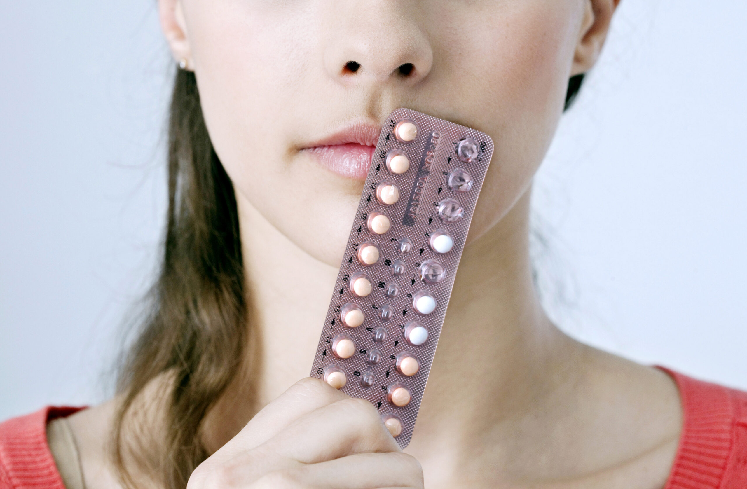 Mujer toma pastillas anticonceptivas