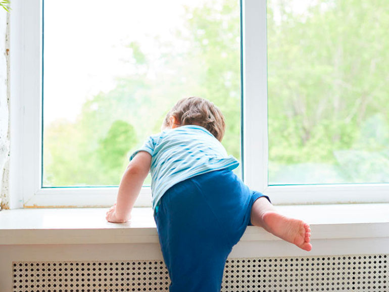 Cómo prevenir caídas en niños pequeños