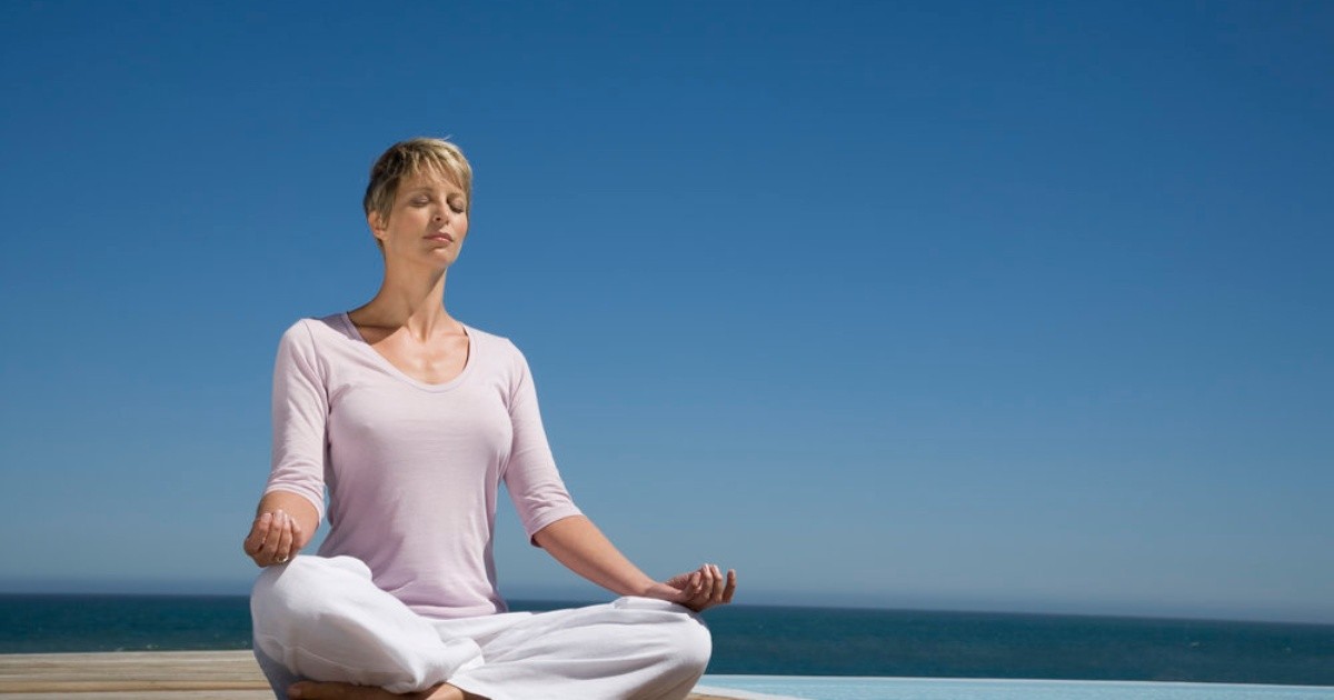 Mujer meditando al aire libre
