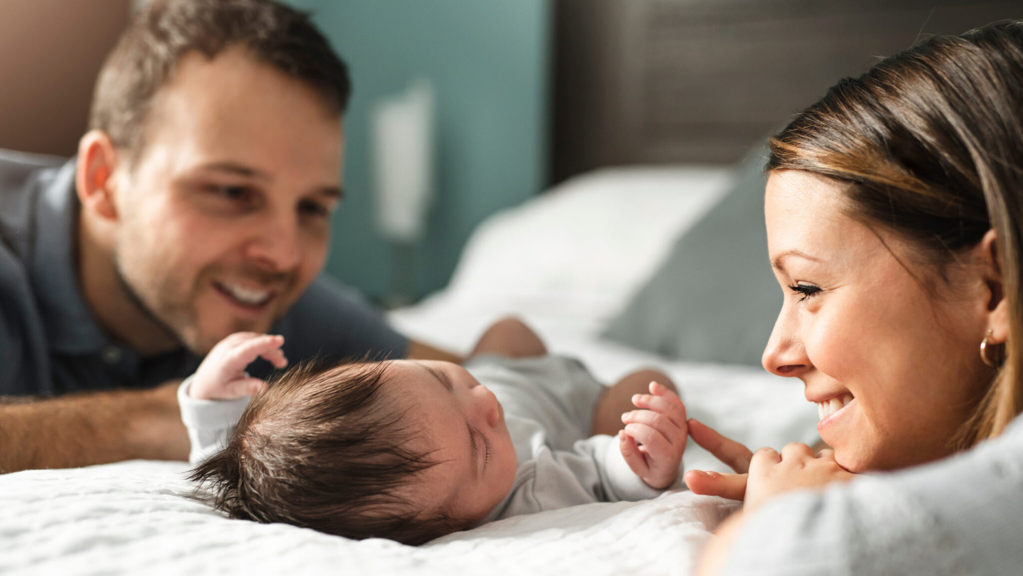 Bebé recién nacido con papás