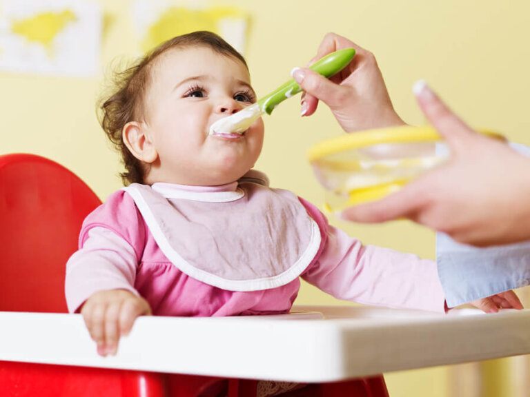 bebé comiendo papilla