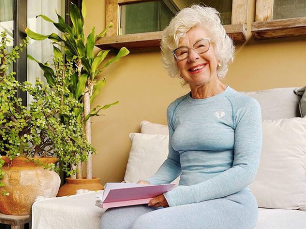 mujer que representa la salud a los 75 años